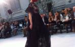 Una modelo desfila con un vestido de novia negro en la Pasarela Costura España.