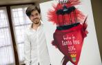 Ismael López Fauste posa con su cartel, que anunciará las fiestas de Santa Ana de Tudela de este año.