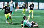 Binke observa el balón mientras Rodrigo y Bermejo quedan tendidos sobre el césped.