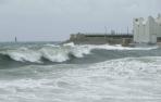 BARCELONA CIERRA PREVENTIVAMENTE LOS ACCESOS AL ROMPEOLAS POR EL MAL ESTADO DEL MAR