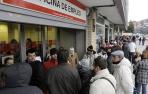 Desempleados hacen cola en una oficina del Inem en Madrid.