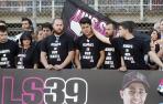 El equipo de Salom, durante el minuto de silencio en Montmeló.