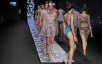 La sofisticación se cubre de transparencias en la Semana de Baño Moda Cálida