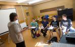 Un grupo de alumnos da clase en un aula de Castel-Ruiz.