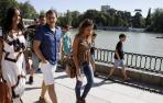 Albert Rivera pasea por el Retiro en Madrid junto a Begoña Villacís (i) y Patricia Isaura Reyes Rivera.