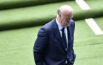 Del Bosque mira hacia el suelo.