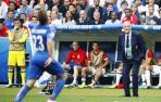 Del Bosque, durante el partido contra Italia con Casillas al lado del banquillo.