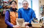 Garbiñe y José Mari Hernandorena sostienen la tabla de clavos con sus medidas elaborada por Garbiñe en su infancia.