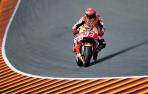 Márquez ataca, Rossi aguanta y Lorenzo se cae