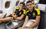 Marc Bartra y Mikel Merino, juntos en un avión.