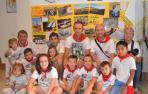 Un grupo de participantes en los itinerarios junto a los paneles explicativos el pasado domingo, en una jornada de fiestas en esta pequeña localidad del Camino de Santiago.
