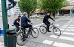 Varios ciclistas convergen en Pío XII, frente al colegio Larraona de Pamplona.