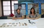 Juanjo Bienes y Silvia Cepas con algunos de los hallazgos de las últimas excavaciones en San Nicolás.