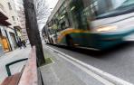 Una villavesa articulada circula por la avenida Baja Navarra de Pamplona.