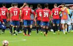 Los jugadores de Osasuna abandonan el terreno de juego tras un partido gris.