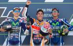 Lorenzo (i), Márquez (c) y Rossi, en el podio de Mortorland.