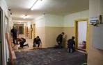 Varios trabajadores colocan el suelo nuevo para las oficinas de Asimec en el antiguo conservatorio.