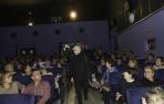 La actriz Lola Herrera entra en la sala del cine Moncayo de Tudela entre los aplausos y miradas de los espectadores que acudieron ayer a la proyección de 'Pasaje al amanecer'.