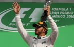 El británico Lewis Hamilton, de Mercedes, celebra el primer lugar del Gran Premio de México de la Fórmula Uno.