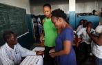 Varias personas participan en un simulacro electoral en Puerto Príncipe. 