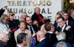 El presidente del Gobierno, Mariano Rajoy, recibe el abrazo de una mujer a su salida del Tanatorio Municipal de Valencia.