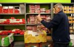 El voluntario Javier Labiano almacena alimentos en la sede de Berriozar.