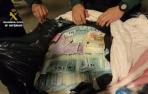 Bolsas de basura con el dinero incautado.