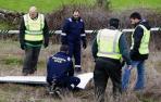 Agentes de la Guardia Civil inspeccionan la parte de la cola de la avioneta.
