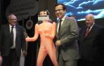 El regalo de una muñeca hinchable a un ministro de Chile desata la polémica