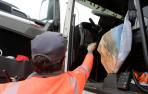Un agente del grupo de Transporte de la Policía Foral verifica la cabina de un camión para comprobar que cumple la legalidad.