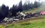 Bomberos turcos buscan entre los restos del Yak-42.