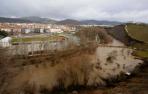 El Arga a su paso por Burlada tapaba los ojos del puente viejo.