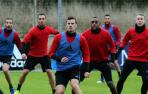 Unai García, Oriol Riera y Raoul Loe, ayer en el entrenamiento. Ni Oriol Riera, por decisión técnica, ni Loe, sin los papeles en regla todavía, estarán hoy en Anoeta.