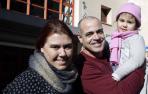 María Esther González Maese, de 4 años, con sus padres, Jorge Luis y Esther, frente a los cine Golem en San Juan.