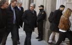 El diputado del PDeCAT Francesc Homs (C) acompañado de su esposa (D) y el diputado de ERC Joan Tardá (I) entre otros, a su entrada a la sede del Tribunal Supremo.