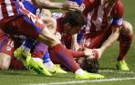 El delantero del Atlético de Madrid, Fernando Torres, retirado en camilla tras sufrir un golpe y quedar incosciente.