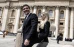 El actor español Antonio Banderas y su novia Nicole Kimpel llegan a la plaza de San Pedro.