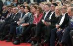 Susana Díaz (7d), junto a Ximo Puig (6d); la presidenta de Baleares, Francina Armengol (8d), y la alcaldesa de Barcelona, Ada Colau (10d), entre otros, durante el acto que el PSC celebra en Barcelona en recuerdo de Chacón.