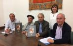 Desde la izquierda, Javier Arróniz Pérez, presidente de Arkijas; José Antonio González Salazar, etnógrafo; los hermanos Ángel y Javier Urra, autores del libro; y Elisa Casado Saavedra, que ha aportado la parte de toponimia, durante la presentación del trabajo que muestran en la imagen.