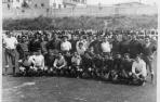 Osasuna y Chantrea posan en el campo de las instalaciones del barrio pamplonés en un amistoso jugado en agosto de 1959, antes de comenzar aquella fatídica temporada de goles encajados.