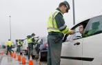 Varios agentes de la Guardia Civil realizan un control de alcoholemia en Madrid.