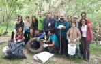 Sesenta pares de manos para el Arga en Barañáin