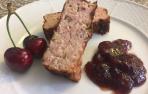 Fiambre de carne con salsa de cerezas