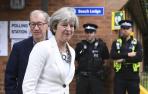 La primera ministra británica, la conservadora Theresa May, y su marido Philip May acuden a votar.