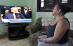 Una mujer observa el discurso del presidente de Estados Unidos, Donald Trump, en su vivienda en La Habana (Cuba).
