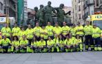 Un grupo de la DYA, junto al monumento al encierro.
