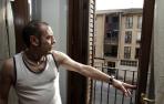 Oscar Izura, de 56 años, vive con sus padres enfrente del edificio en el que se produjo la explosión.