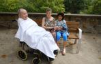 Un hombre de 95 años en silla de ruedas entre los desalojados