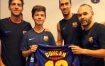 Los jugadores del Barça reciben al nieto de uno de los fallecidos en el atentado