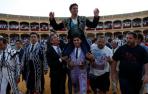 El diestro Francisco Rivera Ordoñez "Paquirri" que se retira de los ruedos, da una vuelta al ruedo llevado a hombros.